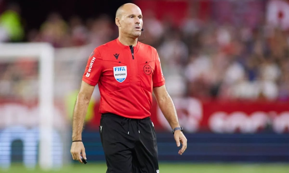 Referee Mateu Lahoz
